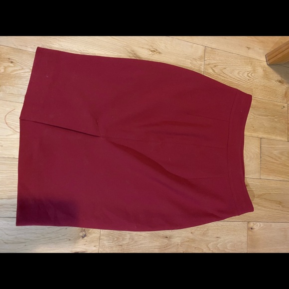 Sleek and professional red pencil skirt - Picture 4 of 4